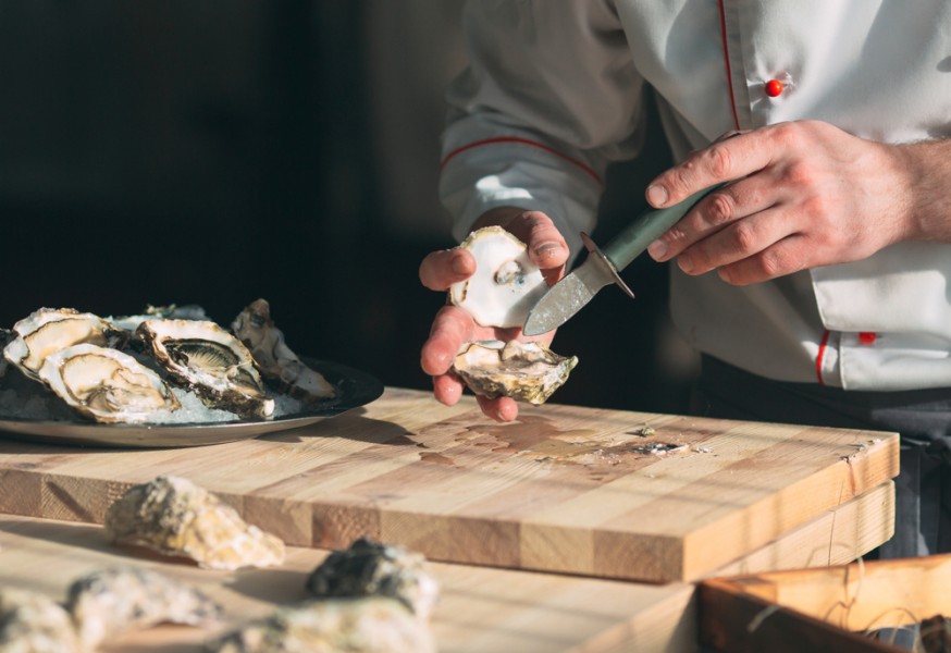Comment ouvrir des huîtres sans se blesser ?